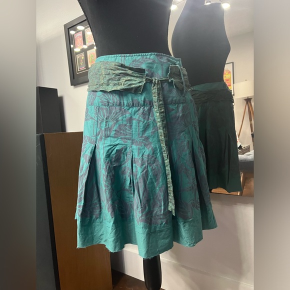 LUX size Medium drop waist skirt with paisley belt. - Picture 2 of 6